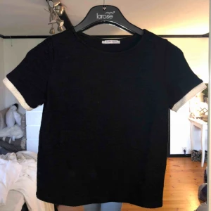  - T-shirt i små-stickat/virkat tyg från Zara. Passar xxs-s. Lite kortare än vanliga t-shirts. (Frakt ingår i priset)