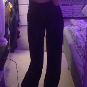  - Ett par utsvängda Kostymbyxor från bikbok aldrig använt💗