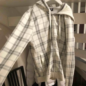  - Säljer denna söta koftan i strlk s/m, hör av dig om du är intresserad💕💕