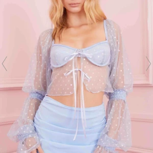 Topp från sugartrillz - Säljer min hela nya oanvända topp från Sugar Thrillz. Köpte på dollskill för ca 380 men fick betala en tull på 150 därför prishöjningen. Frakten ligger på 30kr 