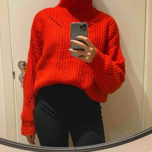  - En röd stickad tröja med polokrage från Pieces. Endast använt 2 gånger. Köparen står för frakt!!  