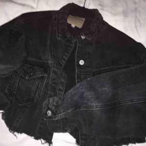  - Kort jeansjacka med Slitningar, Använd ett fåtal gånger och i utmärkt skick. 