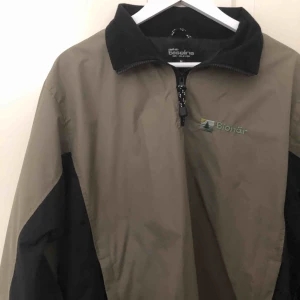  - Brun/grön jacka. Frakt ligger på 65kr