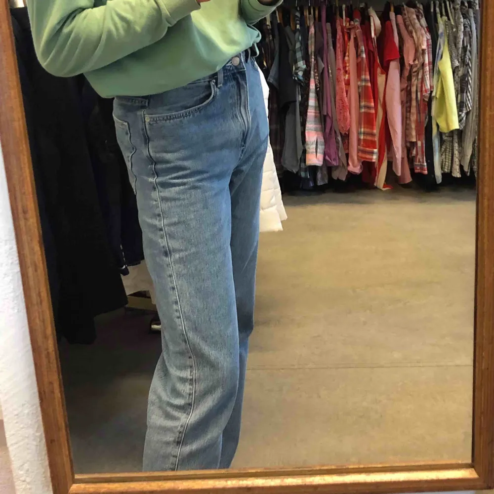 i princip oanvända Weekday jeans i modellen Row!! (Den som visas på bilderna). Skicket är som nytt då de inte fått tillräckligt med användning pga för korta för mig (187cm).ett kap!! (Nypris 500-600kr) köpare står för frakt <<33. Jeans & Byxor.