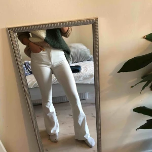  - Vita bootcut jeans. Frakt kan diskuteras. 