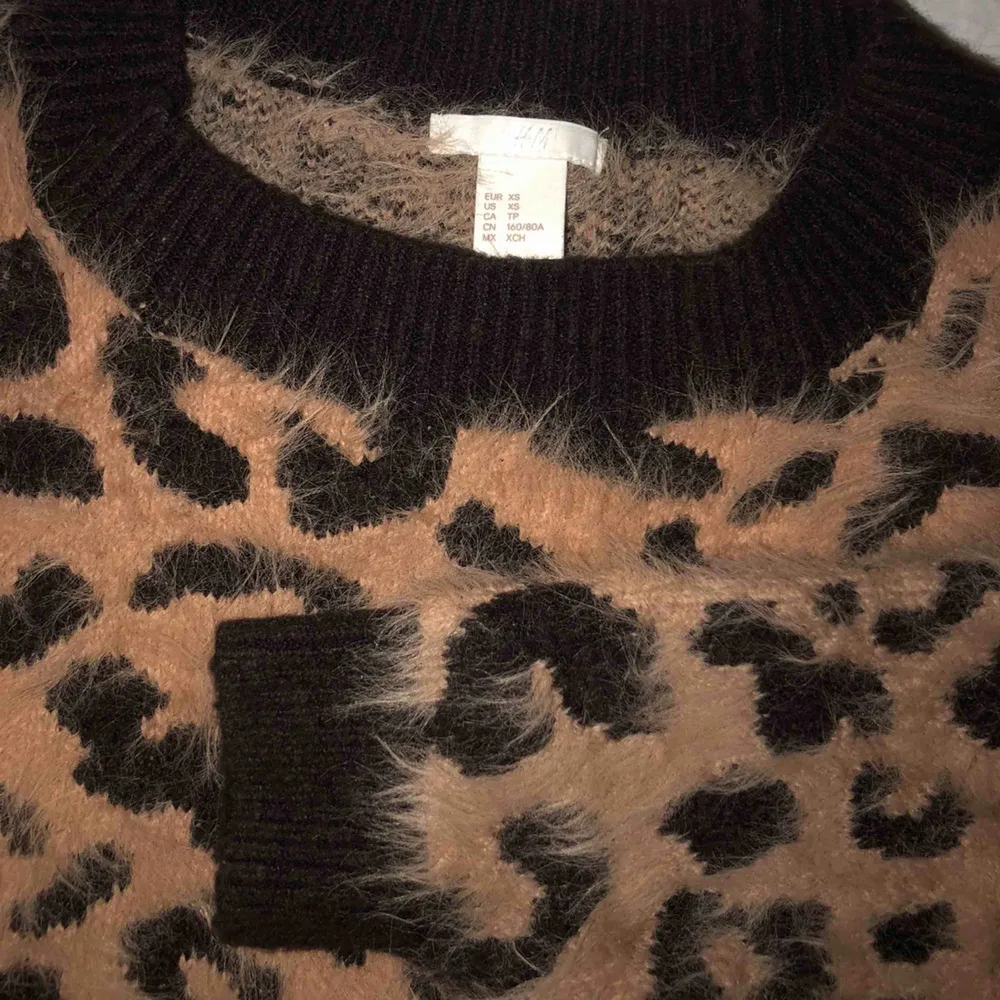 Supermjuk stickad tröja från HM i leopard mönster. Något stor i storlek. Fin tröja men kommer inte till användning!. Stickat.