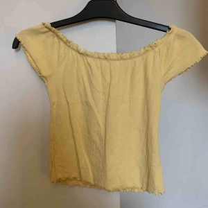  - Jättefin topp, passar perfekt till sommaren. Den är i storleken L men är väldigt liten i storleken så passar en S person! 