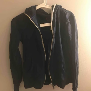  - En skön hoddie med dragkedja 