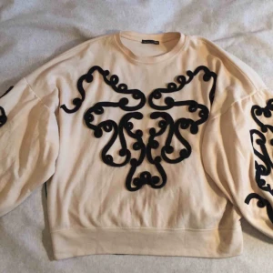  - Skön och snygg tröja med ballongärmar. Frakt ingår inte i priset.