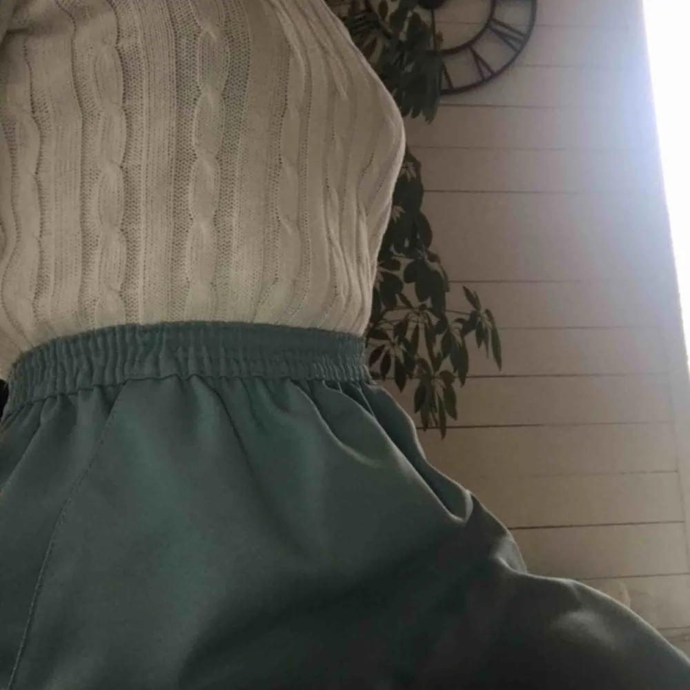 Fin och unik turkos kjol i tjockt material med fickor (!!!!). Tror den är handgjord av privatperson, därav ingen exakt storlek eller märke. Köpte den oanvänd secondhand. Använd 1 gång. Slutar strax under knät på mig som är 170 cm. Frakt tillkommer🧸. Kjolar.