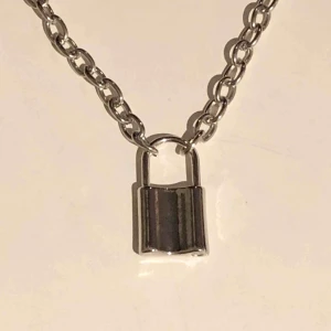  - Silvrigt kedjehalsband med lås, helt oanvänt. Kedjan mäter 50cm och låser 1,5cm. Frakt tillkommer🥀❤️