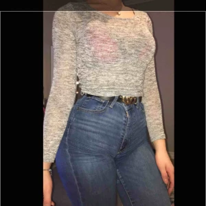  - Stickad tröja, en aning genomskinlig. Ganska kort i ärmarna