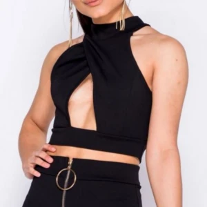 Svart topp - Säljer denna toppen, helt ny med lappar kvar Från nelly Färg, svart 