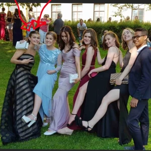  - Säljer min såsåså fina balklänning använd endast en gång. Jag är 1,68 och hade klackar till klänningen. Går att du upp den. Ny pris 4000kr. Jag kan stå för frakt 