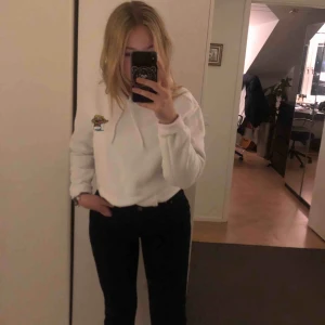  - Svampbob vit hoodie från H&M- nästan helt oanvänd. Köptes från män avdelningen vilket ger den lite oversized effekt på mig. 
