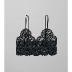 Weekday bralette strl m - En superfin bralette i spets från weekday. Prislappen av men bara använd 1 gång. Säljer då passformen inte är så bra.