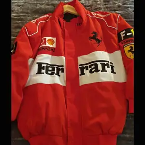 SÖKER!!! Söker en liknande Ferrari jacka skriv om ni har :)