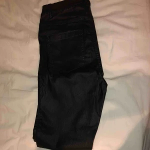  - Skinnbyxor från Vero moda i märket only, storlek M/30☺️ Priset är inkl frakt och betalning via swish✨