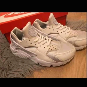  - Nike Air Huarache Storlek 38,5 (liten i storleken, mer som 36-37) Säljer på grund av att de var för små, använda fåtal gånger och ser ut som nya.
