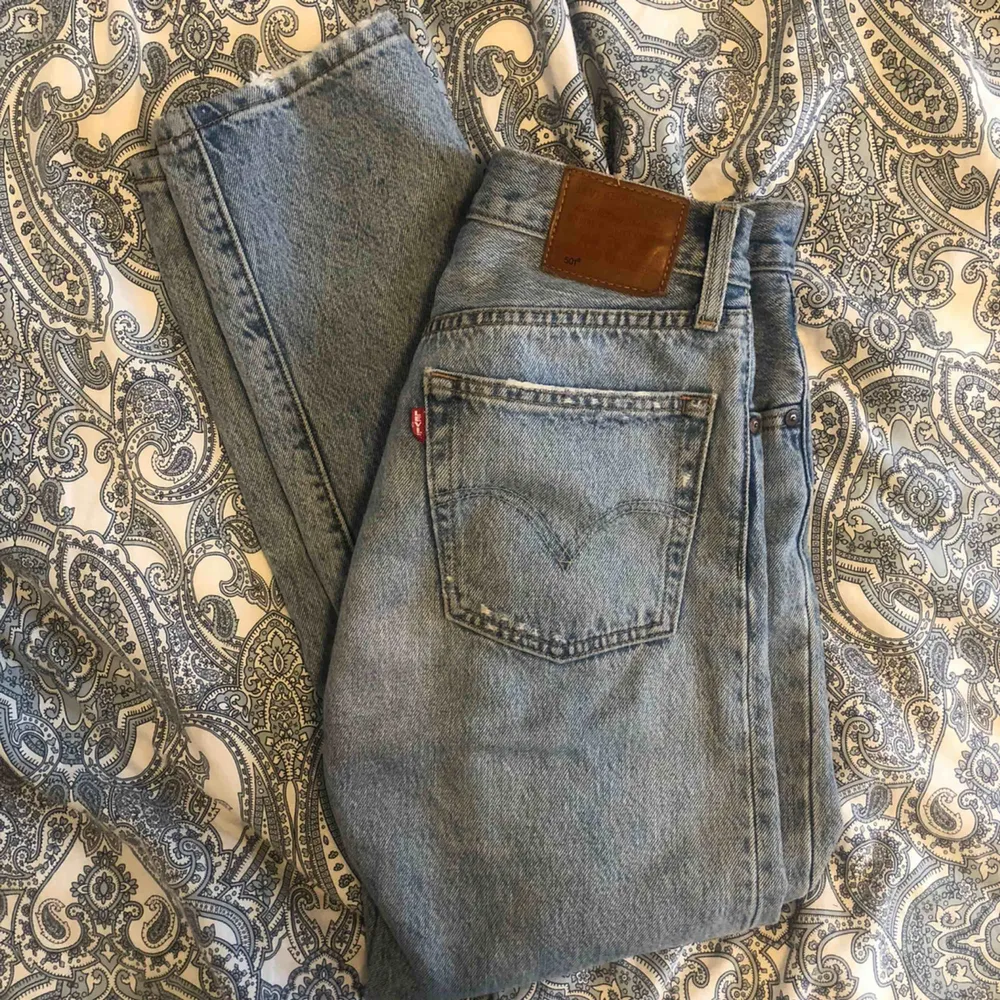 Blåa Levis 501 jeans köpta i våras men säljer för att dem tyvärr har blivit för små. Nypris 1200kr. Frakten ingår ej i priset.. Jeans & Byxor.