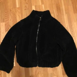  - snygg svart fluffjacka ifrån jack&jones. Sitter som en S/M 