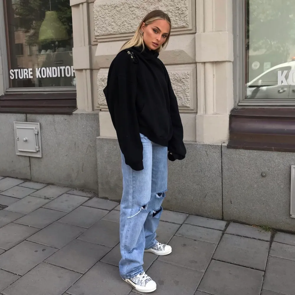 Säljer dessa skitsnygga jeans från boohoo. Fick hem dem i fredags men de passar tyvärr inte så som jag hade velat 😫 Jeansen är bara testade och har alla lappar kvar! 🥰     ❗️HÖGSTA BUDET JUST NU:  410 kr +frakt ❗️. Jeans & Byxor.