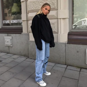 Boohoo tall jeans - Säljer dessa skitsnygga jeans från boohoo. Fick hem dem i fredags men de passar tyvärr inte så som jag hade velat 😫 Jeansen är bara testade och har alla lappar kvar! 🥰     ❗️HÖGSTA BUDET JUST NU:  410 kr +frakt ❗️