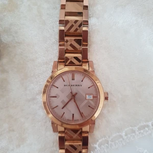 Burberry damklocka  - Använd men Fortfande i bra skick. Nytt batteri. Köpt i Dubai 