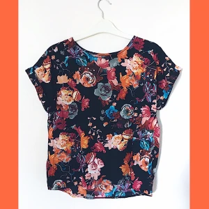 Blommig Tröja från Lager 157 - Strl S - Blommönstrad kortärmad tröja från Lager 157 (från märket Fabulous) i storlek S. Helt oanvänt plagg!