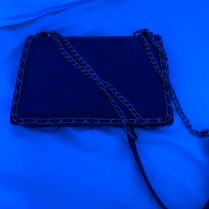 Svart väska  - Svart väska med silverkedjeband 