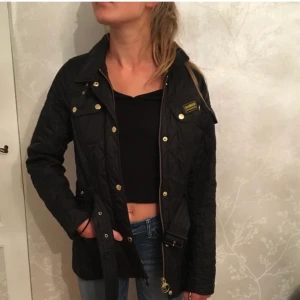 Barbour jacka - Storlek 34, använts 3-4 gånger, helt perfekt skick, köptes för 3000kronor. Priset får att diskuteras