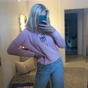 Ganthoodie - Rosa hoodie från gant, knappt använd. 