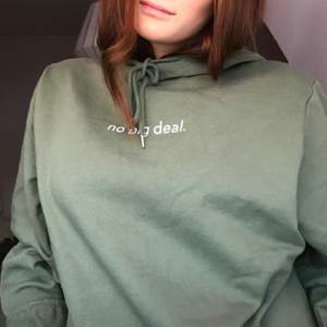 Militärgrön hoodie från NA-KD med texten no big deal. Frakt tillkommer 💚