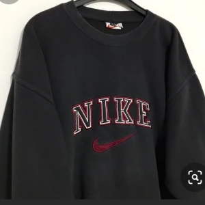 SÖKER - om det är någon som säljer eller kan tänka sig sälja liknande sweatshirts så får ni jättegärna skriva till mig!🥺🥺🥺🥺❤️🥺❤️