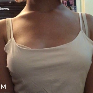 Vit linne  - Ett helt vanligt vit linne. Använd ganska mycket men är i bra skick. Kan mötas upp i Ängelholm och frakta köparen står för frakt. BUDA!!!