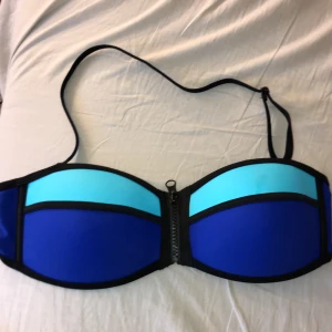 Bikini - Säljer denna super fina bikini som aldrig är använd bara provad! Det är väldigt bra kvalitet och den har band som man kan ta av så den blir “strapless”. Priset är ink frakt!