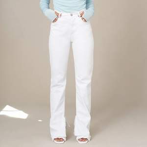 Vita jeans med slits från Hanna Schönbergs sista kollektion med NAKD, prislapp kvar. Säljer då jag tycker att de är lite korta på mig🥰 köparen står för frakt. Slutsålda på hemsidan.