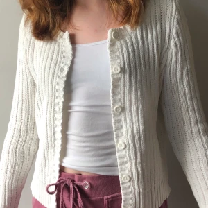 Vit stickad kofta - Superfin vit stickad kofta från Race Marine! Nästan helt oanvänd💕 pris kan självklart diskuteras! 