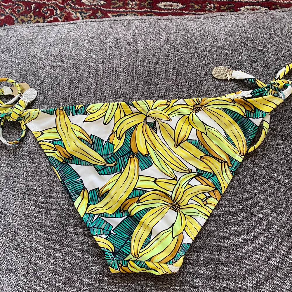 Hur cool bikini-underdel med bananer och ananas! Bara prövad! 🌺🥳🌹🍓 frakt 22:- . Accessoarer.