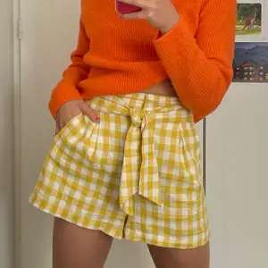 Somriga gingham-rutiga shorts från Bershka i storlek S (passar även xs då de har resår på baksidan)🤩 sitter superbra i midjan och är perfekt längd! ☀️🌈