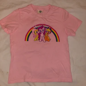 💖💖💖 - En söt T-shirt. Sitter bra mot kroppen men är ändå väldigt stretchig💖 står att det är Size 120. Passar nog en S. Köparen står för frakt :) 
