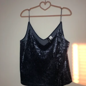 Valvet top (mörkblå) H&M - Asfin och vacker topp som jag inte använder. Har använts ca 4 gånger förut. Superfint skick fortfarande och sitter vackert på kroppen. Den är lite stretchig.💙