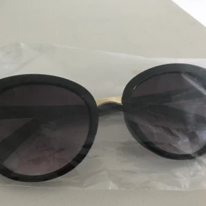 Solglasögon 🕶  - En fina solglasögon i svart färg 😎 