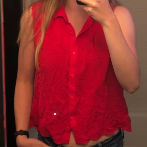 HOLLISTER BLUS - Röd blus med brodyr nedtill. Jättefint och mjukt material. Säljes då den tyvärr blivit för liten på mig. Köparen står för frakten🌸