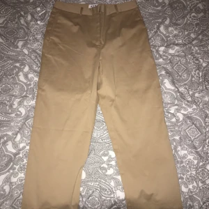 Beiga kostymbyxor ifrån Åhléns  - Sköna beiga kostymbyxor som är lite raka i modellen , beroende på kroppsform men lite tajtare i låren och sedan går går ut lite vid vaderna (skulle säga att det är en 38 i storlek men det är köpta i storlek 36) så lite stora på mig. Använt en gång