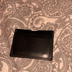 Kort hållare  - Aldrig använt pga har haft kortet i fickan eller bakom telefonen, väldigt bra alla kort får plats                           Original pris 200kr