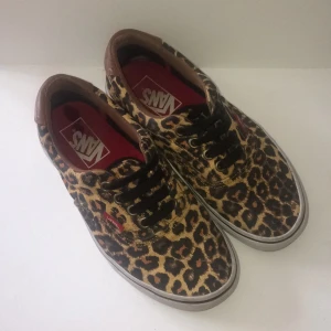 Leopardmönstrade Vans - Använda utan anmärkningar.snyggt leopardmönster med brun läderfodrals vid hälen. Priset är inklusive frakt, skickas med postens lätt spårbart 63kr alt. Hämtas på Södermalm.