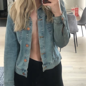 Jeansjacka - Snygg och skön jeansjacka från Cubus i storlek 38. Sitter lite oversized på mig som brukar ha 36/s i storlek. Säljes då den inte kommer till användning. Pris + frakt 