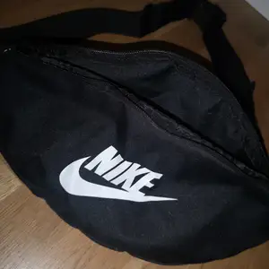 Nike väska, bumbag. Hade den på lollapalooza det är inte riktigt min stil och använder ändå bara ryggsäck. Men det är perfekt i storlek. Den ser ny ut. 