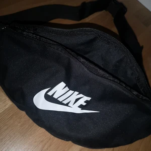Nike  - Nike väska, bumbag. Hade den på lollapalooza det är inte riktigt min stil och använder ändå bara ryggsäck. Men det är perfekt i storlek. Den ser ny ut. 